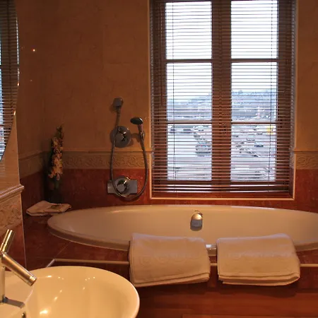 호텔 Western Le Cheval Blanc -vue Sur Le Port-plein Centre 3*
