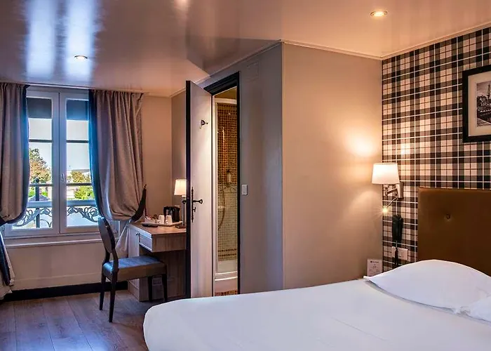 Western Le Cheval Blanc -vue Sur Le Port-plein Centre