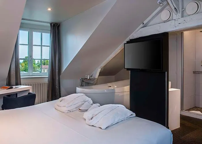 Otel Western Le Cheval Blanc -vue Sur Le Port-plein Centre 3*