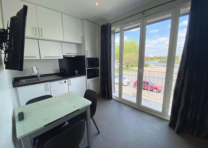 Western Le Cheval Blanc -vue Sur Le Port-plein Centre